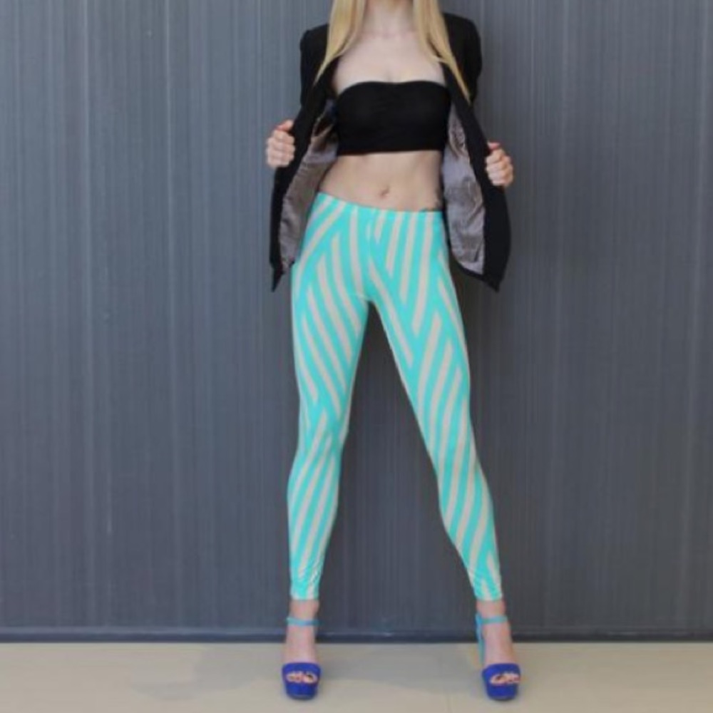 Abstract striped leggings